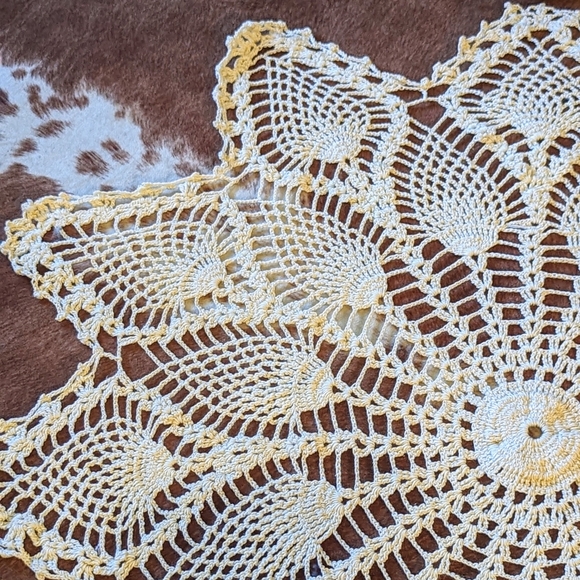Antique Crochet Pineapple Design Table Topper - Picture 5 of 11